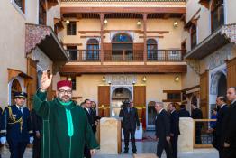 Image du Maroc Professionnelle de  SM le Roi Mohammed VI visite plusieurs projets réalisés dans le cadre des programmes de réhabilitation de l'ancienne médina de Fès, le 15 Avril 2019 (Photo/ SPPR) via Jalilbounhar.com 